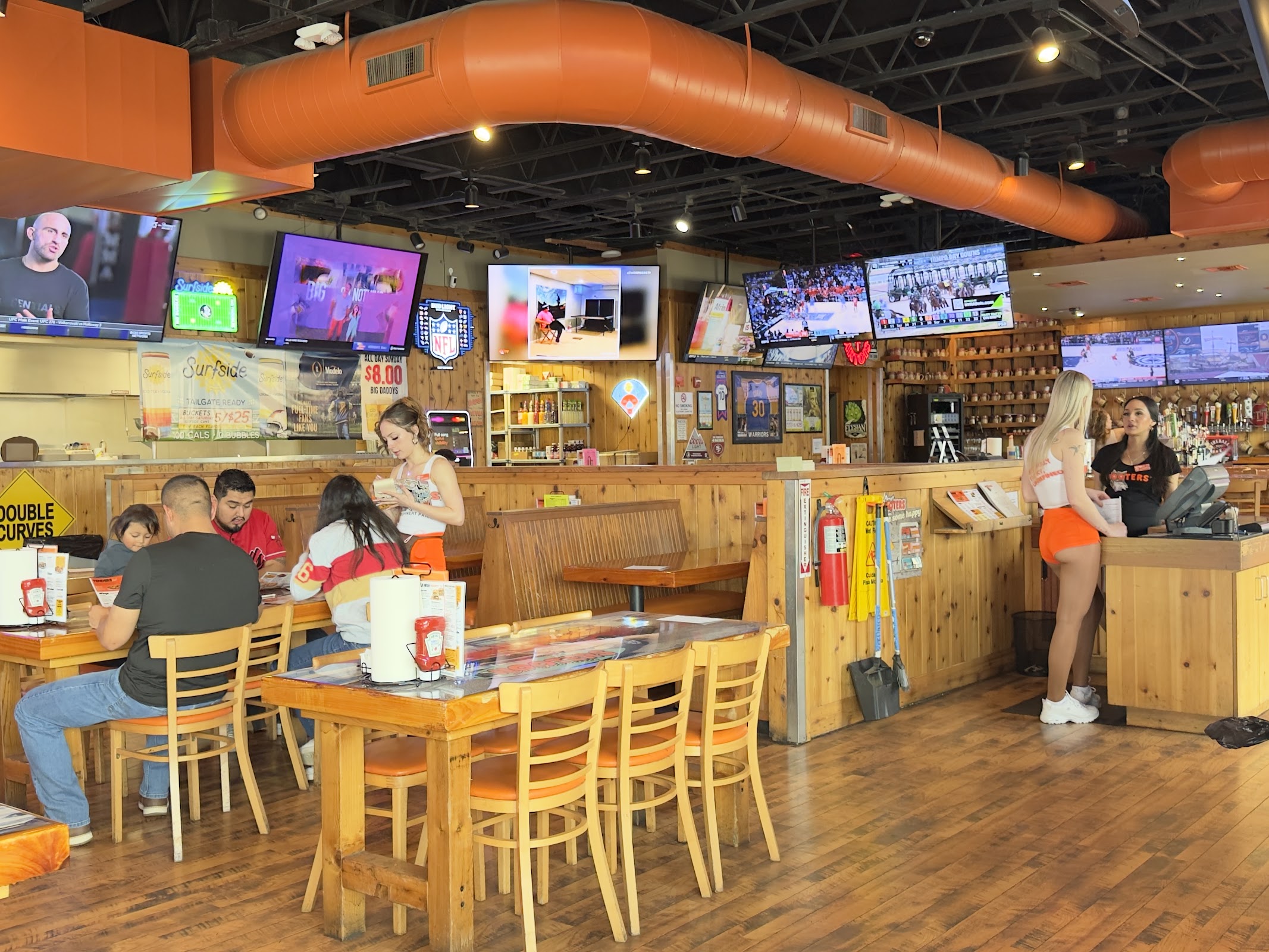 Hooters photo 2