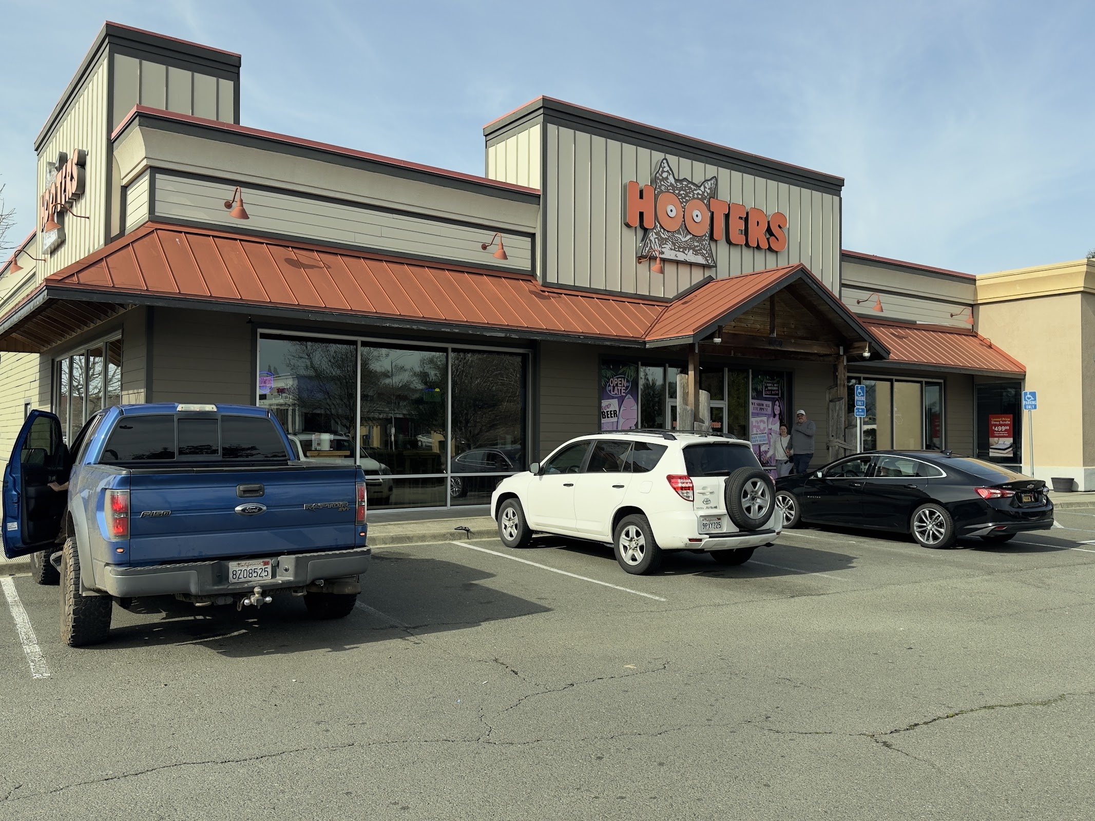 Hooters photo 3