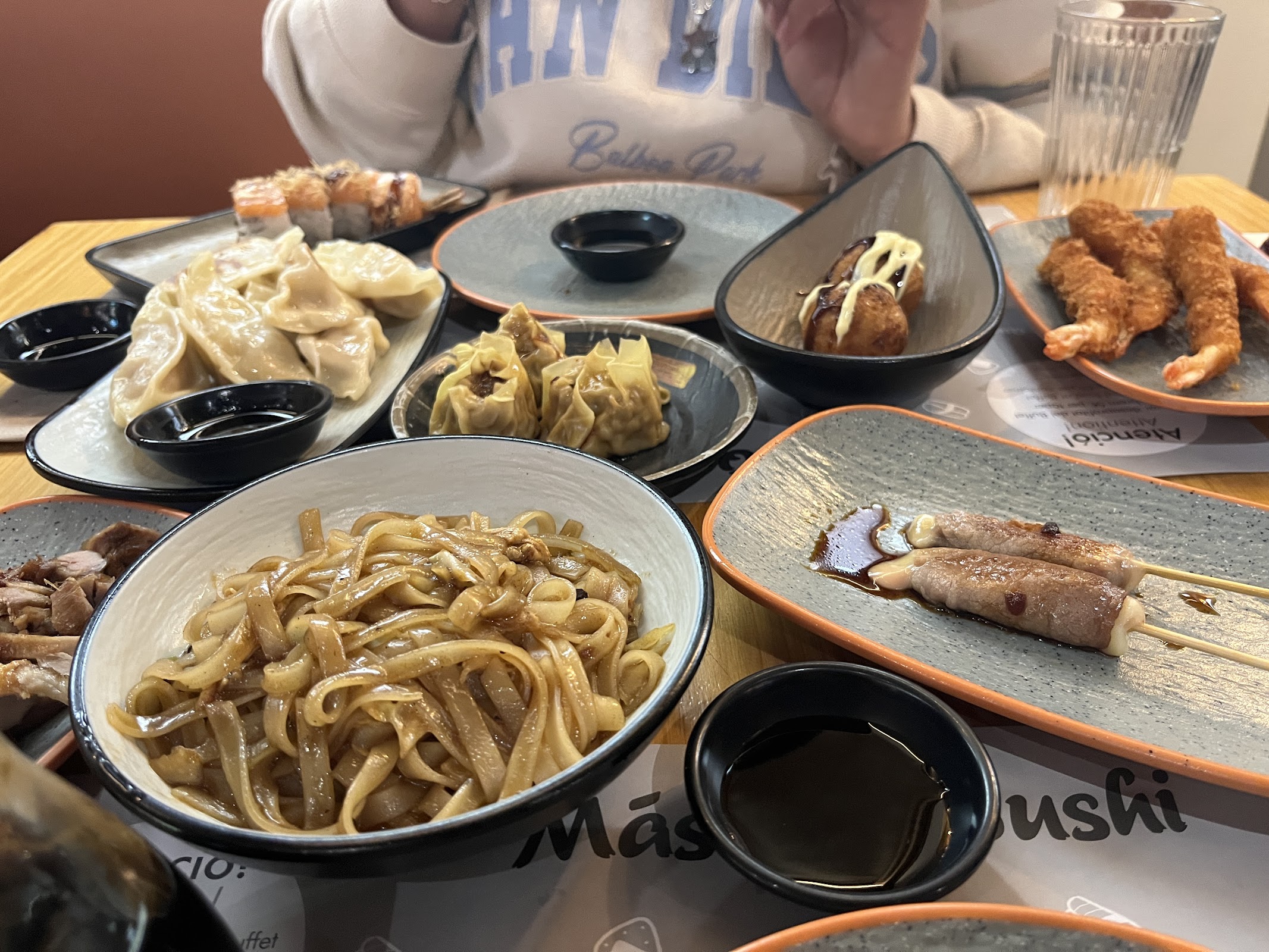 Más Que Sushi | Ronda Universitat photo 3